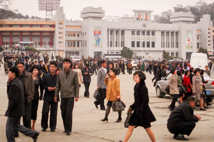 Просто поговорить с прохожими на улице не получится. Просто поговорить с прохожими на улице не получится.