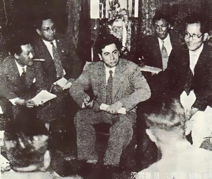 Генрих Люшков (в центре) на пресс-конференции в Токио.