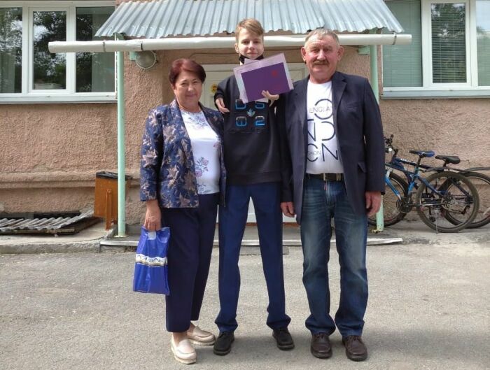 Роман Акулов с приёмными родителями. Роман Акулов с приёмными родителями.