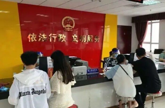 Они расписались, не поставив никого в известность.