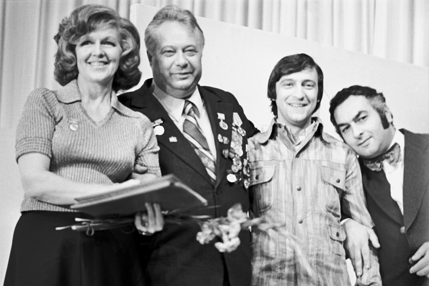 Валентина Леонтьева, Николай Озеров, Геннадий Хазанов и Левон Оганезов. Валентина Леонтьева, Николай Озеров, Геннадий Хазанов и Левон Оганезов.