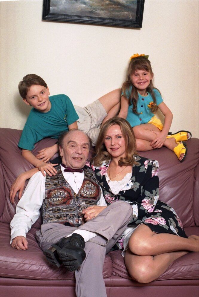 Владимир и Светлана Шаинские с детьми. Владимир и Светлана Шаинские с детьми.