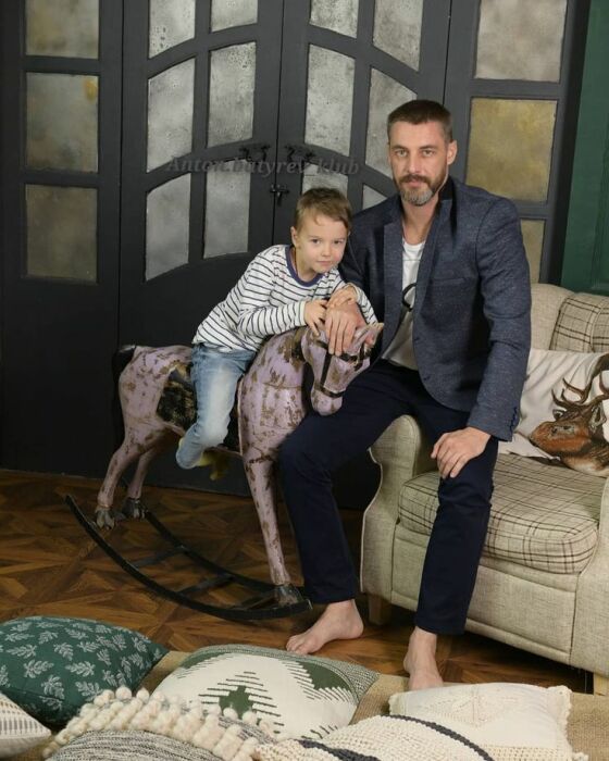 Антон Батырев с сыном Добрыней. / Фото: pinterest.com Антон Батырев с сыном Добрыней. / Фото: pinterest.com