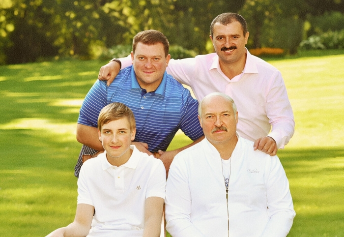 Александр Лукашенко с сыновьями. / Фото: www.runews.biz