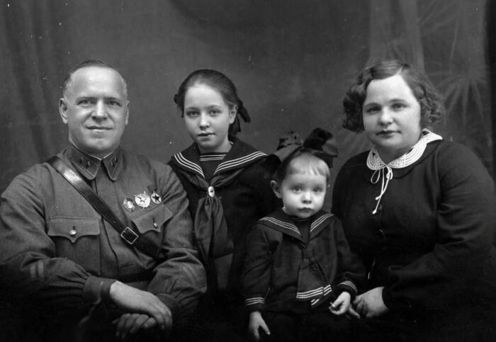 Георгий Жуков и Александра Зуйкова с дочерями Эрой и Эллой. Георгий Жуков и Александра Зуйкова с дочерями Эрой и Эллой.