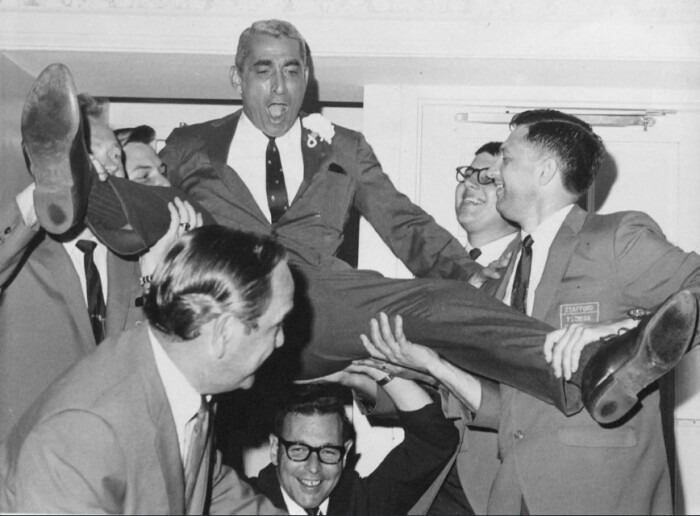 Коллеги поздравляют Рокко Морабито с получением Пулитцеровской премии..