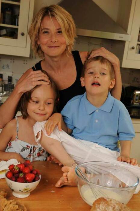 Юлия Высоцкая с детьми. Юлия Высоцкая с детьми.