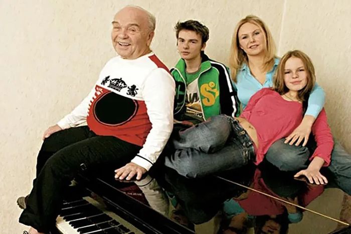 Владимир и Светлана Шаинские с детьми. Владимир и Светлана Шаинские с детьми.