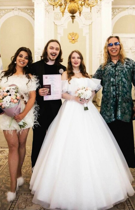 Архип Глушко с женой и родителями. Архип Глушко с женой и родителями.