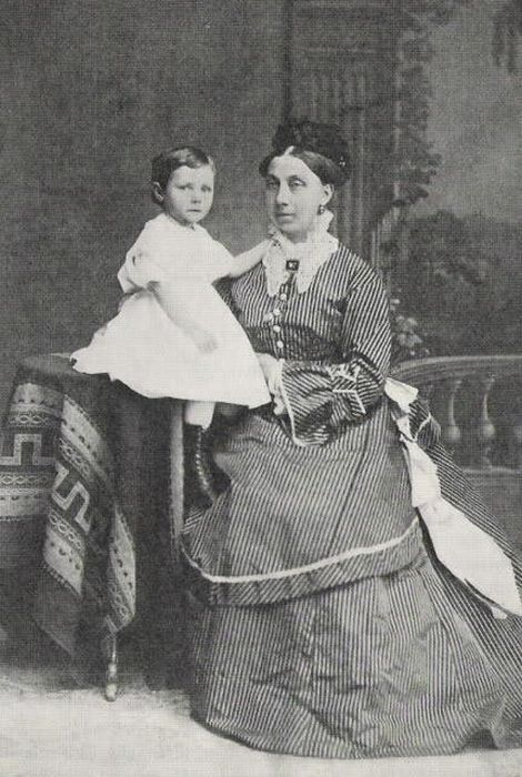 Дочь Тиры Датской с приёмной матерью. Дочь Тиры Датской с приёмной матерью.