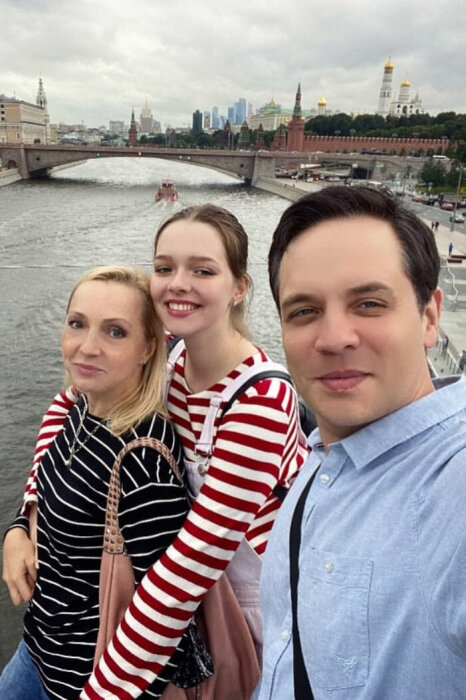 Александр Асташёнок и Елена Венгржиновская с дочерью.