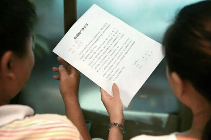 Их брачный договор был скреплён только их личными подписями.