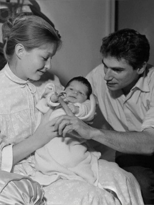 Марина Влади и Робер Оссейн с сыном. Марина Влади и Робер Оссейн с сыном.