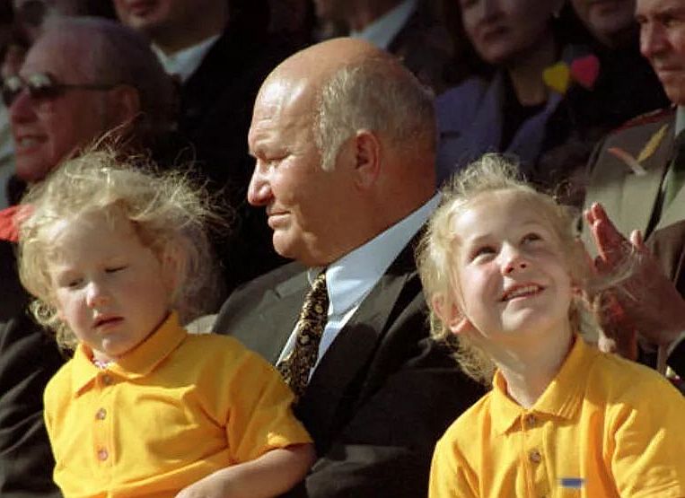 Юрий Лужков с дочерями. Юрий Лужков с дочерями.