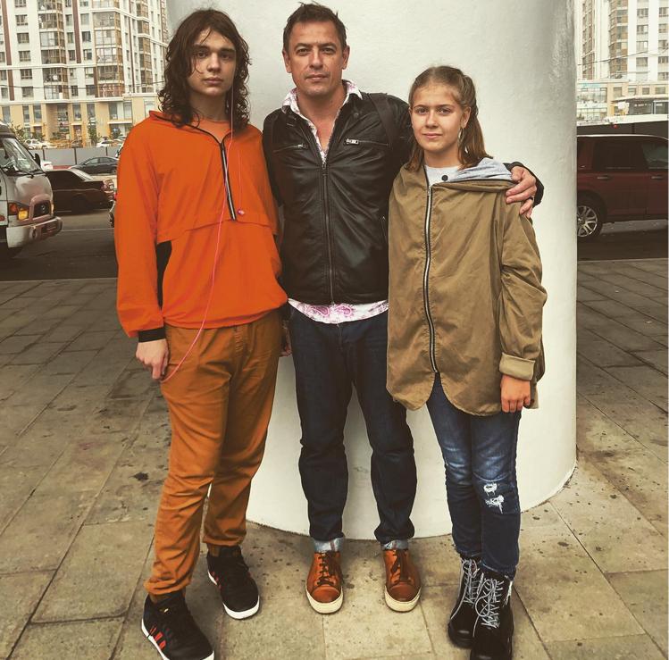 Олег Каменщиков с сыном и дочерью. Олег Каменщиков с сыном и дочерью.