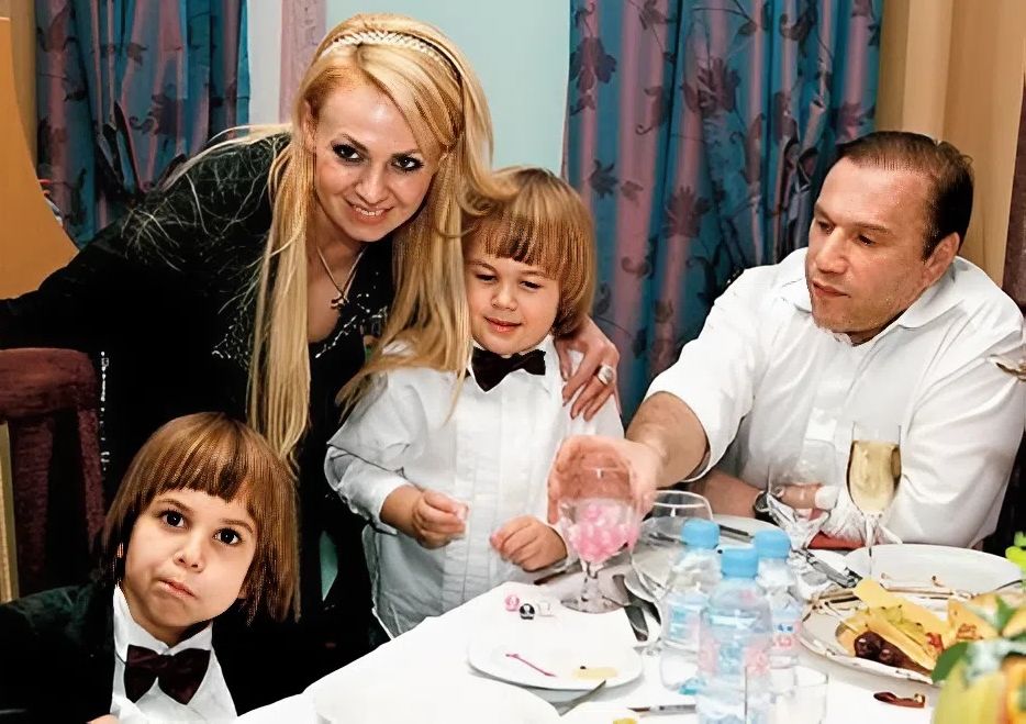 Виктор Батурин и Яна Рудковская с сыновьями Андреем и Николаем. Виктор Батурин и Яна Рудковская с сыновьями Андреем и Николаем.