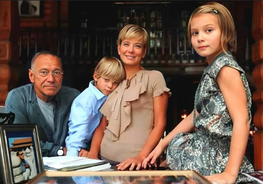 Юлия Высоцкая и Андрей Кончаловский с детьми. Юлия Высоцкая и Андрей Кончаловский с детьми.