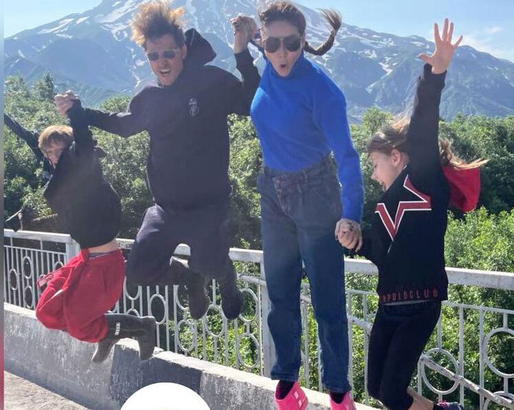 Павел Воля и Ляйсан Утяшева с детьми.