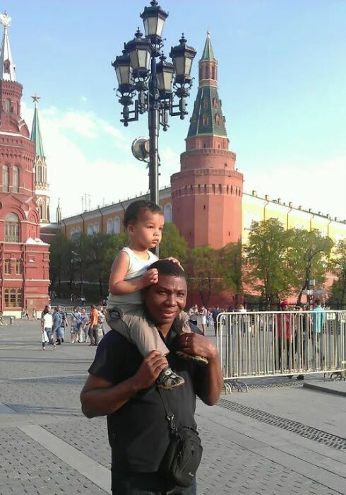 Афам Езеуго с сыном. Афам Езеуго с сыном.