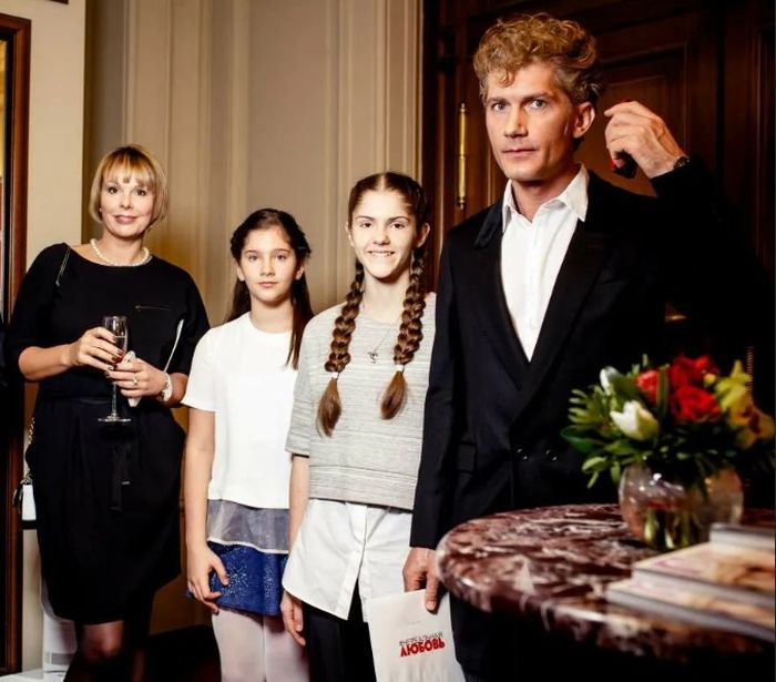Илья Бачурин и Полина Журавлёва с дочерьми.