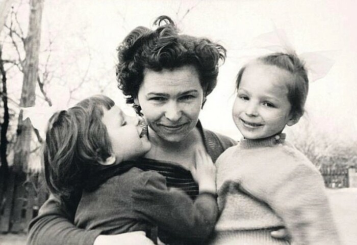 Наина Ельцина с дочерьми. Наина Ельцина с дочерьми.