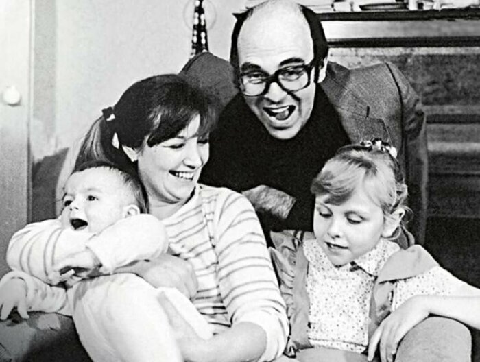 Ольга Остроумова и Михаил Левитин с детьми.