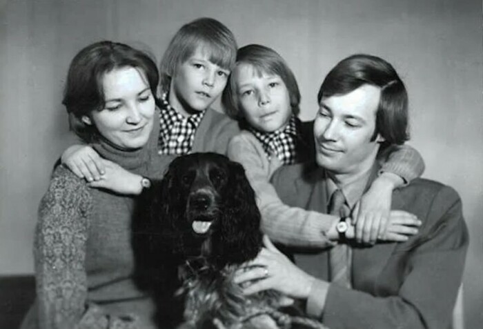 Владимир Конкин с женой и сыновьями Ярославом и Святославом. Владимир Конкин с женой и сыновьями Ярославом и Святославом.