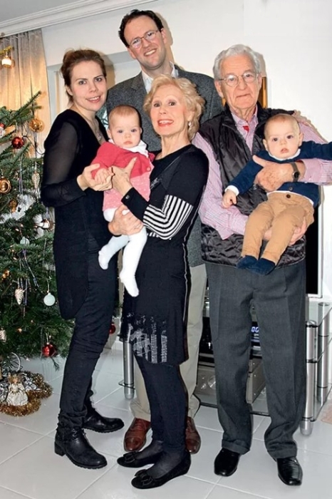 Лариса Мондрус и Эгил Шварц с сыном, невесткой и внуками. Лариса Мондрус и Эгил Шварц с сыном, невесткой и внуками.