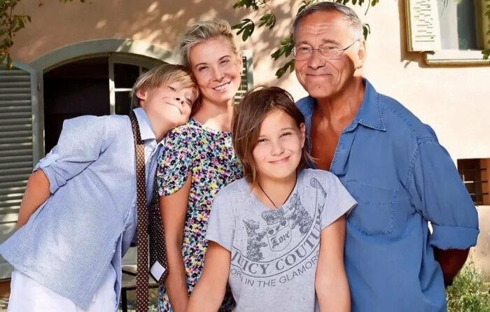 Андрей Кончаловский и Юлия Высоцкая с детьми. Андрей Кончаловский и Юлия Высоцкая с детьми.