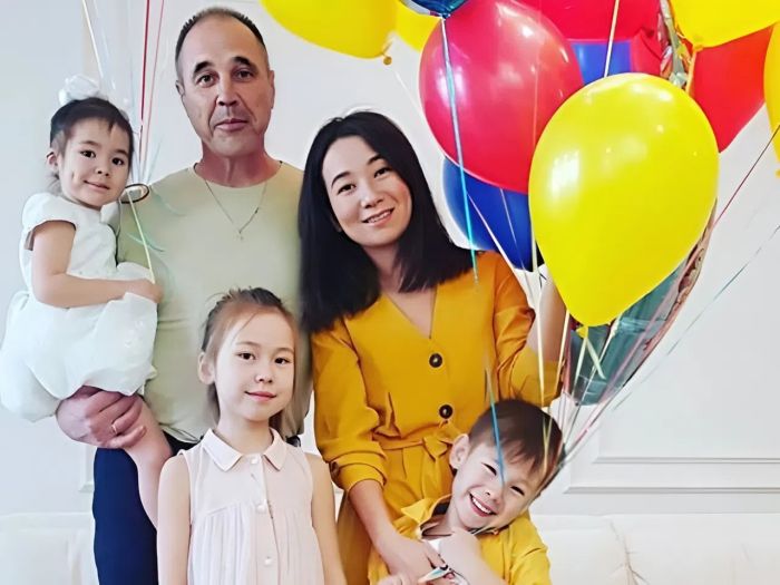 Дмитрий Соколов и Ксения Ли с детьми. Дмитрий Соколов и Ксения Ли с детьми.