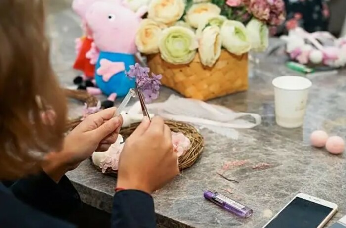 Ван Сяо научилась делать цветы, которые годами сохраняют свою свежесть.