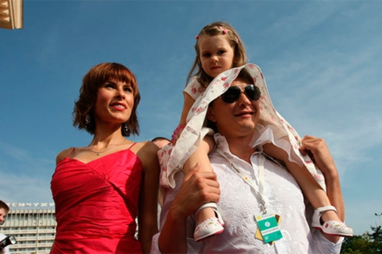 Марат Башаров и Елизавета Круцко с дочерью.