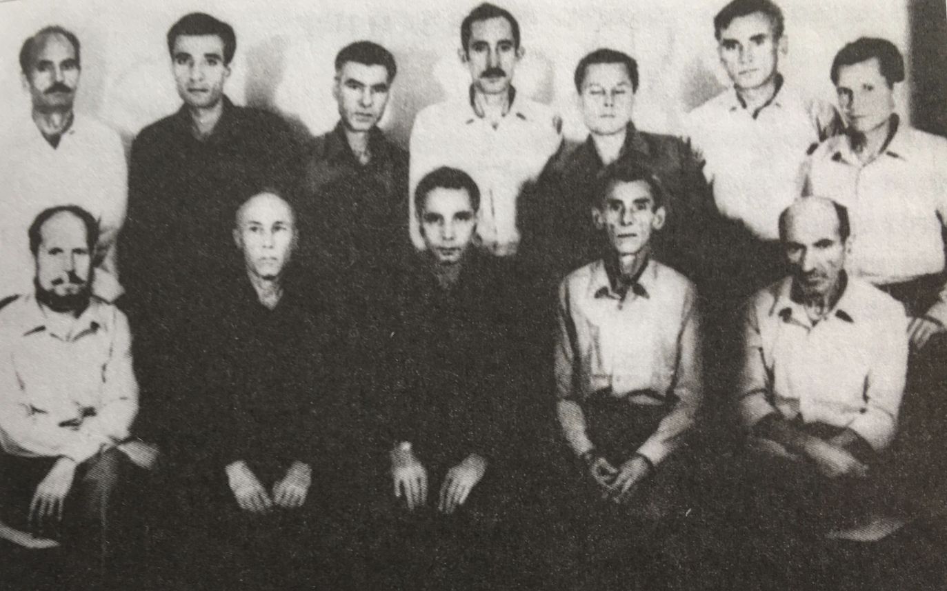 Советские геологи после оказания им первой помощи.