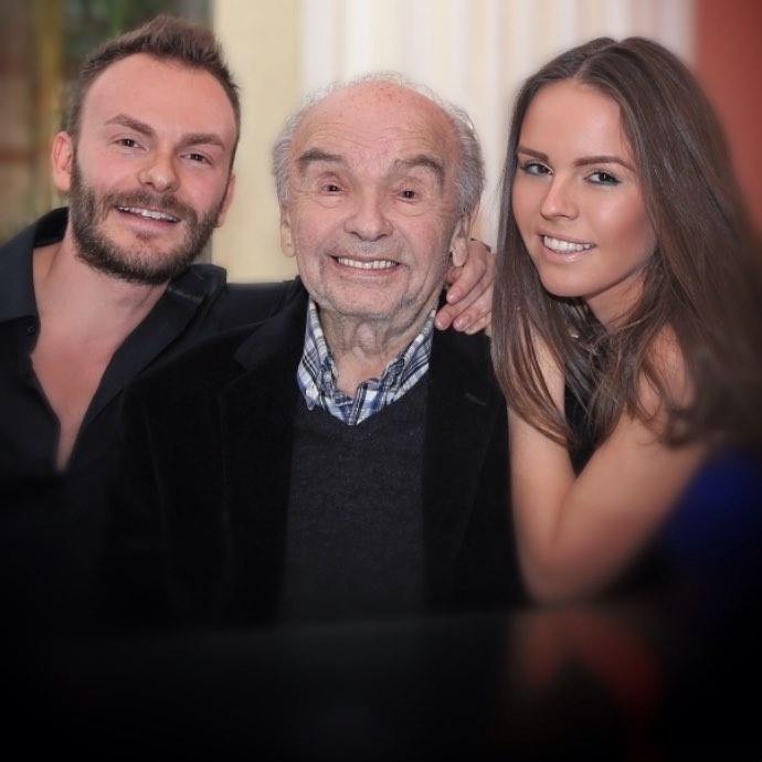 Владимир Шаинский с сыном Вячеславом и дочерью Анной. Владимир Шаинский с сыном Вячеславом и дочерью Анной.