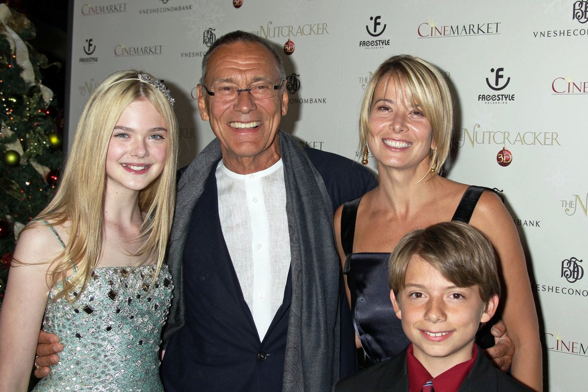 Юлия Высоцкая и Андрей Кончаловский с детьми. Юлия Высоцкая и Андрей Кончаловский с детьми.