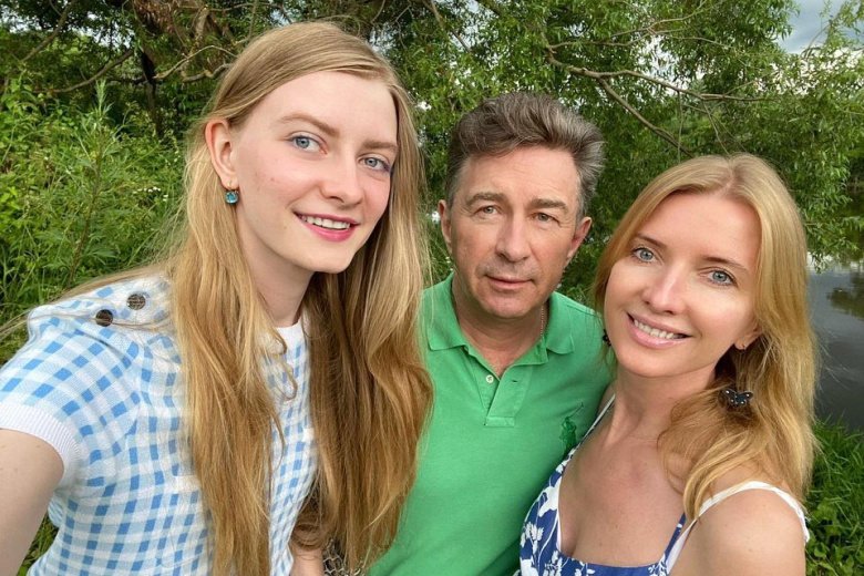 Валерий и Виола Сюткины с дочерью. Валерий и Виола Сюткины с дочерью.