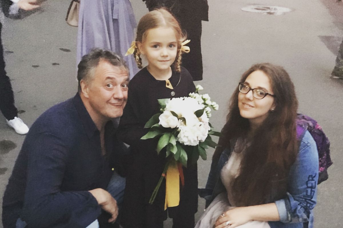 Артур Ваха с дочерью и внучкой.