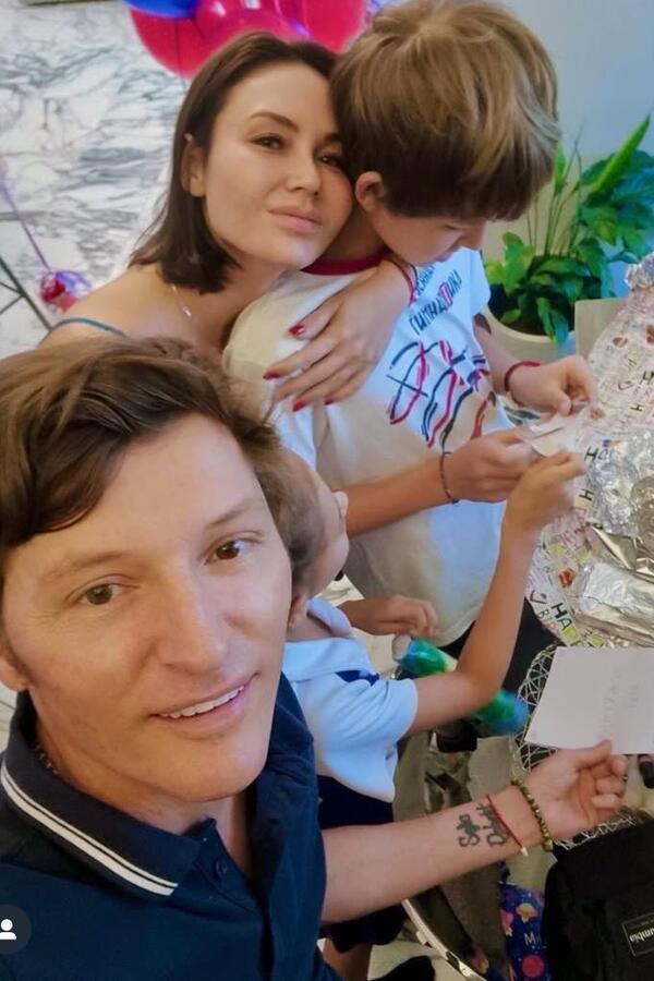 Павел Воля и Ляйсан Утяшева с сыном и дочерью.