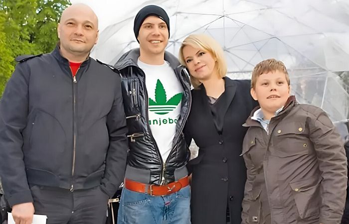 Яна Поплавская и Сергей Гинзбург с сыновьями.