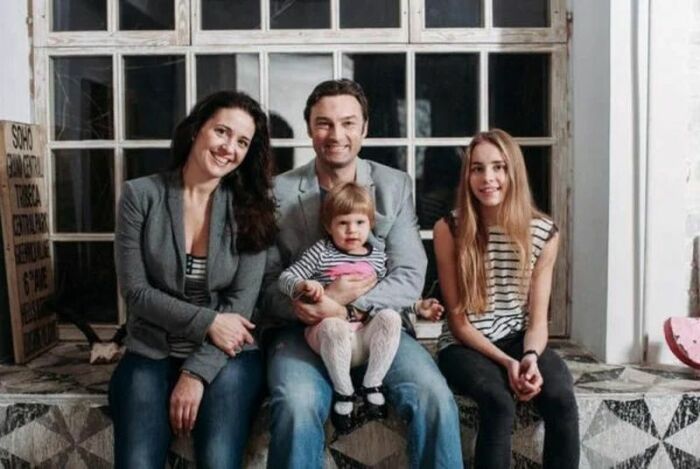 Анна Гарнова и Александр Арсентьев с дочерьми Леной и Надей.