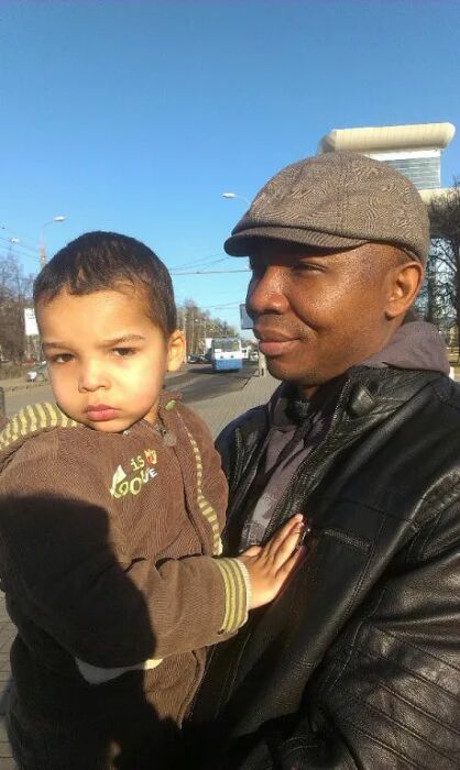 Афам Езеуго с сыном. Афам Езеуго с сыном.