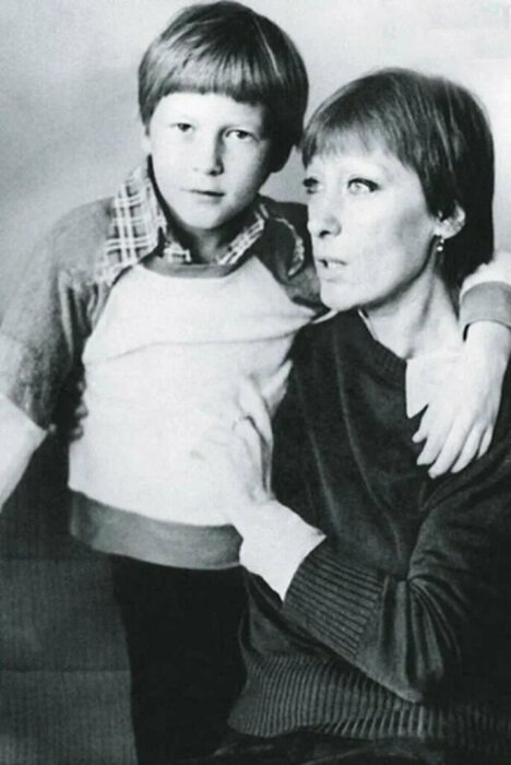 Екатерина Васильева с сыном. Екатерина Васильева с сыном.