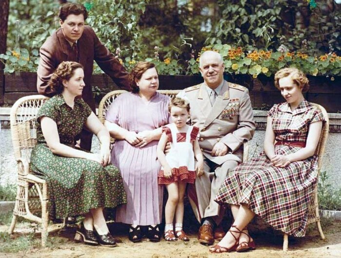 Георгий Жуков и Александра Зуйкова с дочерями Эрой и Эллой, зятем Юрием, старшей внучкой Александрой. Георгий Жуков и Александра Зуйкова с дочерями Эрой и Эллой, зятем Юрием, старшей внучкой Александрой.