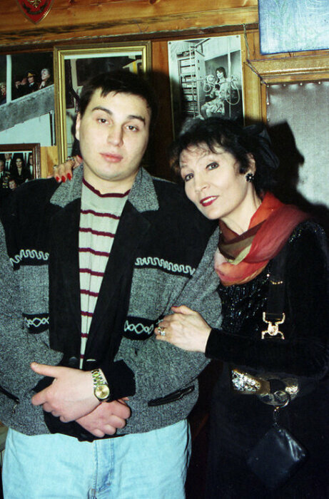 Джуна Давиташвили с сыном. Джуна Давиташвили с сыном.