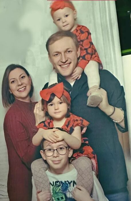 Алексей Красноцветов и Елизавета Александрова с детьми.