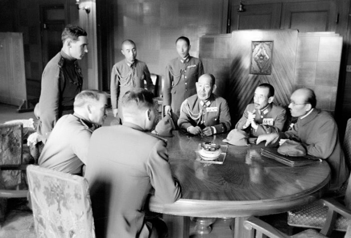 Переговоры советского командования с представителями штаба японской армии об условиях и ходе капитуляции Японии. Чанчунь. Китай. Август 1945 года.