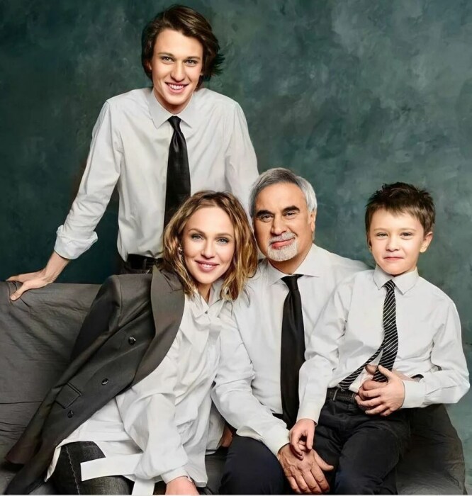 Валерий Меладзе и Альбина Джанабаева с сыновьями. / Фото:fotostrana.ru