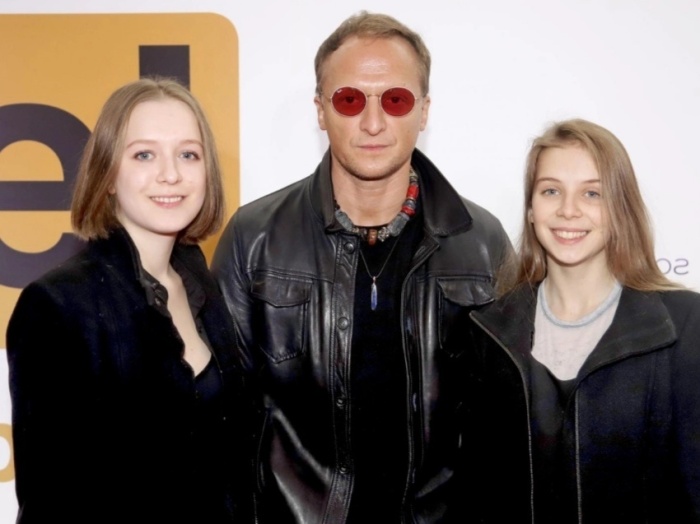 Владимир Мишуков с дочерьми. Владимир Мишуков с дочерьми.