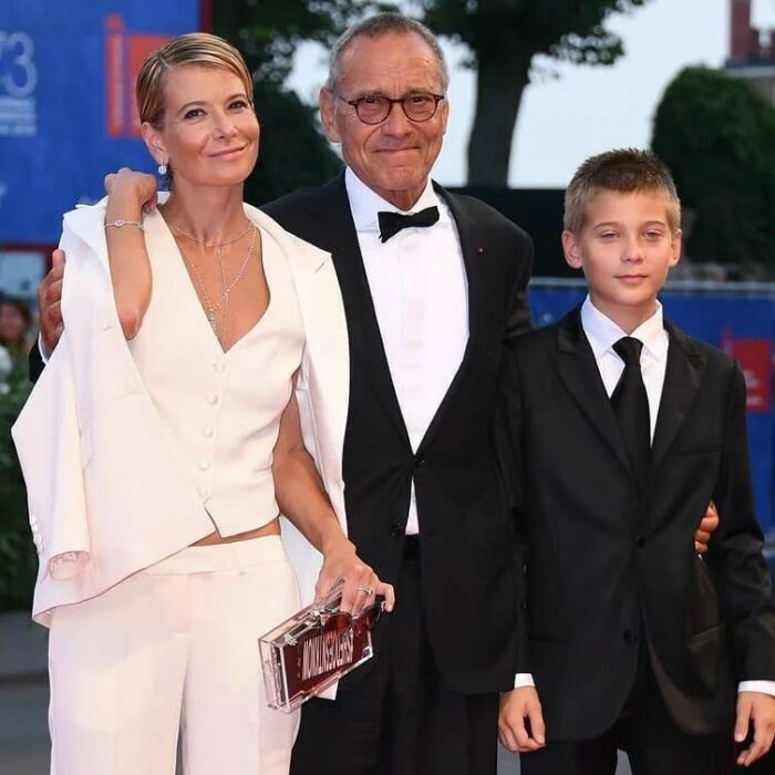 Андрей Кончаловский и Юлия Высоцкая с сыном. Андрей Кончаловский и Юлия Высоцкая с сыном.