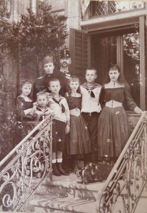 Тира Датская с мужем и детьми. Тира Датская с мужем и детьми.